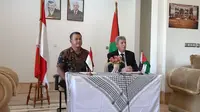 Direktur Politeknik Negeri Batam Uuf Brajawidagda dan Duta Besar Palestina Zuhair Al-Shun. Dok Tommy Kurnia/Liputan6.com