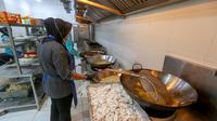 Kementerian Keuangan (Kemenkeu) mencatat realisasi anggaran Makanan Bergizi Gratis (MBG) hingga awal Oktober 2025 mencapai Rp 20 triliun. (merdeka.com/Arie Basuki)