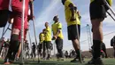 Diselenggarakan bersama oleh Asosiasi Deniz Feneri dan Asosiasi Sepak Bola Penyandang Disabilitas Palestina di Deir al-Balah, Jalur Gaza Tengah, turnamen ini bertujuan untuk mendorong partisipasi atletik dan solidaritas di antara para penyandang disabilitas di wilayah tersebut. Tampak dalam foto, para penyandang disabilitas amputasi Palestina bersiap untuk berpartisipasi dalam pertandingan sepak bola sebagai bagian dari ‘Hope Tournament’ atau Turnamen Harapan yang diselenggarakan oleh Asosiasi Deniz Feneri dan Asosiasi Sepak Bola Penyandang Disabilitas Palestina di Deir al-Balah, Jalur Gaza Tengah, pada 17 November 2025. (Bashar Taleb/AFP)