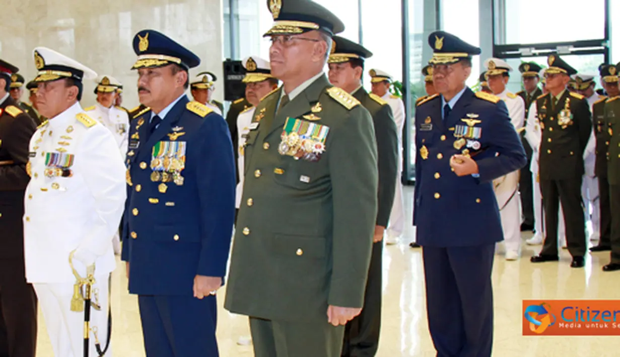 Citizen6, Jakarta:Panglima TNI Laksamana TNI Agus Suhartono, menyematkan tanda kehormatan Bintang Angkatan Kelas Utama kepada Kepala Staf TNI AL, Kepala Staf TNI AU, Kepala Kepolisian RI dan Mantan Kepala Staf TNI AD. (Pengirim: Badarudin Bakri)
