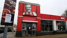 Pengumuman penutupan sementara terpampang di luar gerai makanan cepat saji KFC dekat Ashford, Inggris, Senin (19/2). Lebih dari 600 dari 900 gerai KFC yang ada di Inggris tutup sejak akhir pekan lalu karena kehabisan stok ayam. (Gareth Fuller/PA via AP)