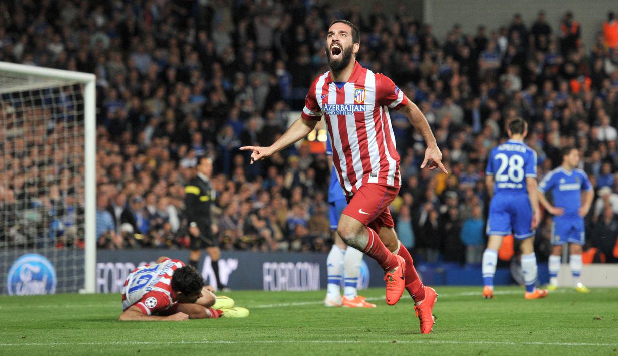 Chelsea. Atletico Madrid pernah menyingkirkan Chelsea dalam babak semifinal Liga Champions 2013/2014. Pada leg pertama di kandang Atletico (22/4/2014) kedua tim bermain imbang 0-0. Sementara di leg kedua (30/4/2014) Chelsea kalah 1-3. Atletico menang agregat 3-1. (AFP/Glyn Kirk)