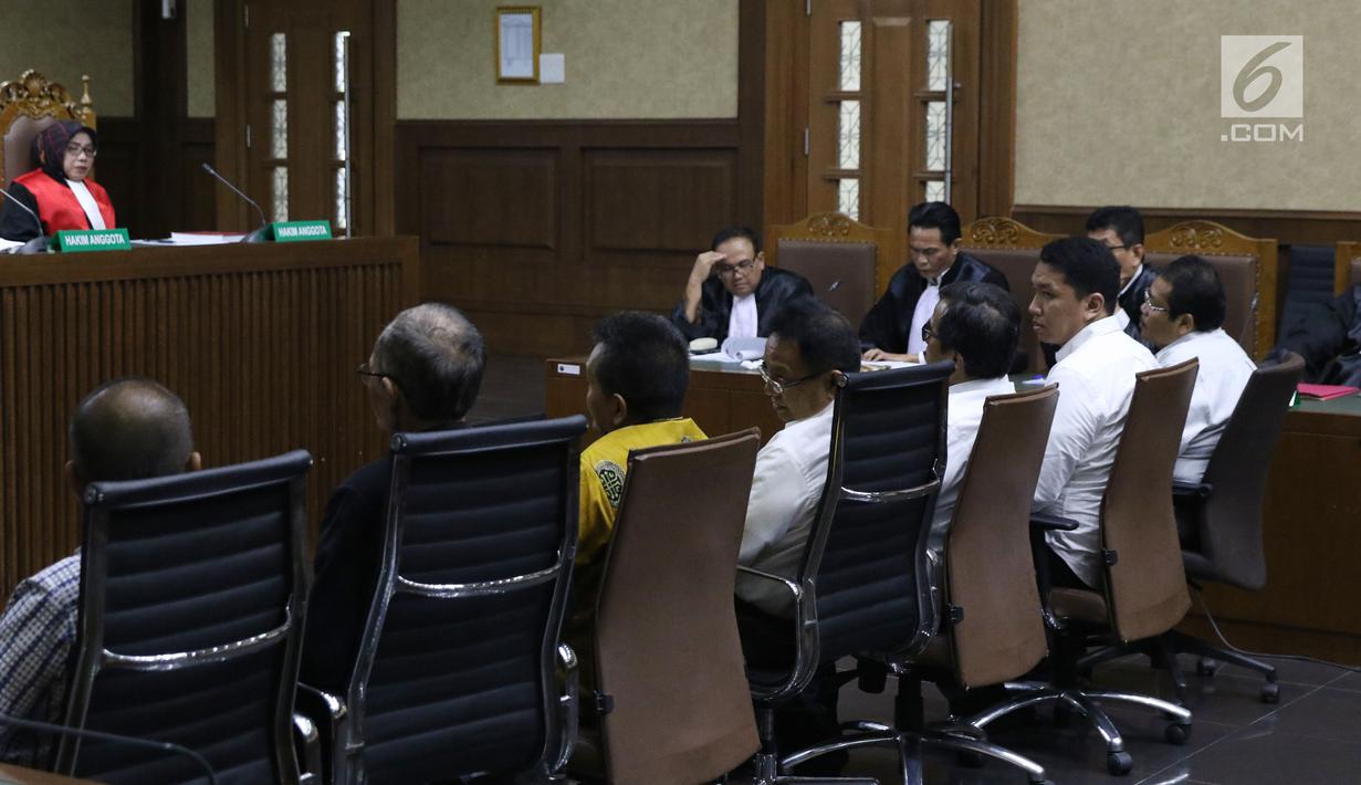 Terdakwa suap DPRD Sumut, Pasiruddin Daulay, Elezaro Duha, Musdalifah, Tahan Manahan, Tunggul Siagian, Fahru Rozi dan Taufan Agung Ginting (ki-ka) menjalani sidang dakwaan di Pengadilan Tipikor, Jakarta, Kamis (27/12). (Liputan6.com/Helmi Fithriansyah)