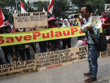Warga Pulau Pari berorasi saat menggelar aksi di depan PN Jakarta Utara, Kamis (12/7). Mereka menolak dugaan kriminalisasi terhadap Ketua RW Pulau Pari Sulaiman dalam kasus penyerobotan lahan. (Liputan6.com/Arya Manggala)