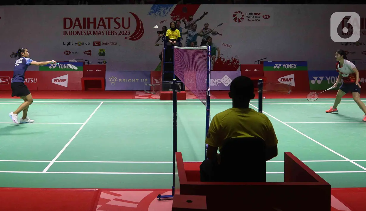 Pebulu tangkis tunggal putri Indonesia Gregoria Mariska Tunjung saat bertanding melawan pebulu tangkis tunggal putri Sung Shuo Yun pada babak 32 besar turnamen Daihatsu Indonesia Masters 2023 di Istora Senayan, Jakarta, Rabu (25/1/2023). Gregoria Mariska Tunjung menang dengan skor 12-21, 21-18 dan 21-11. (Liputan6.com/Herman Zakharia)
