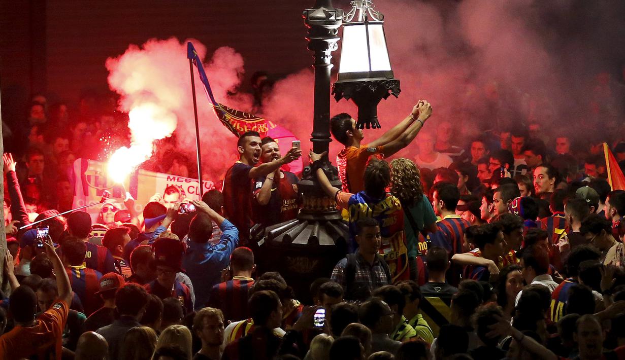 Pesta pendukung Barcelona di pusat kota Barcelona. (Reuters/GUSTAU NACARINO)