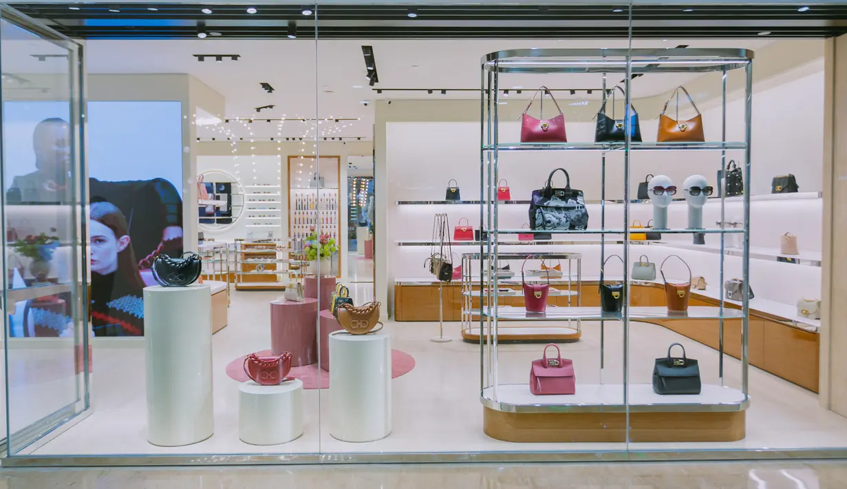 Dibawah Valiram Group, butik ini memiliki luas mencapai 200 meter persegi dan terletak di atrium.  Dengan jajaran merek mewah yang menarik di Lantai 1 Plaza Indonesia. / Foto dok.  Ferragamo.