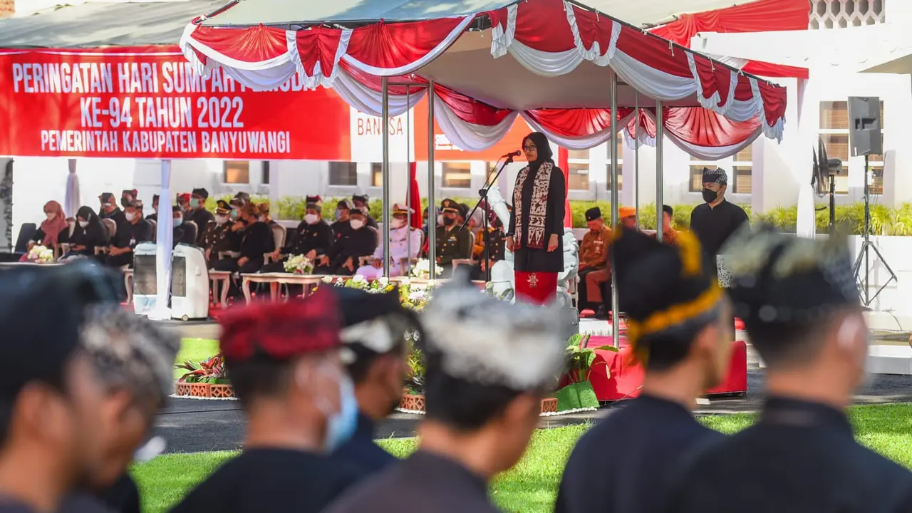 Dengan menggunakan Baju Adat Using, Bupati Banyuwangi Ipuk Fiestiandani memimpin upacara hari sumpah pemuda (Istimewa)