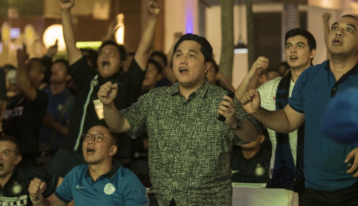 Presiden Inter Milan, Erick Thohir, tampak bersemangat saat menyaksikan timnya menyerang Sassuolo pada lanjutan laga Serie A. (Bola.com/Vitalis Yogi Trisna)