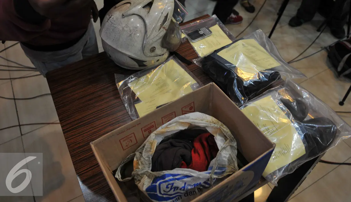 Kepolisian menunjukan barang bukti saat rilis pengungkapan pembunuhan di Polda Metro Jaya, Jakarta (28/9/2015). Kepolisian berhasil menangkap AA Alias AT  dengan barang bukti handphone, helm, celana panjang dan sepatu. (Liputan6.com/Gempur M Surya)