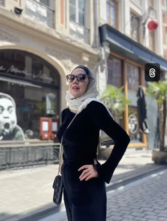 Pilihan warna hitam juga jadi palet aman untuk menciptakan kesan elegan dan timeless. [Foto: @vennamelindareal]