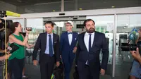 Perwakilan Neymar, Juan de Dios Crespo (tengah) saat datangi Barcelona untuk antarkan uang Rp 3,4 Triliun (Josep LAGO / AFP)