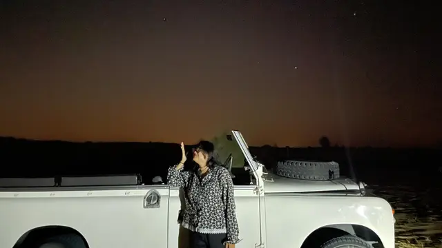 Melihat Bintang yang Indah di gurun pasir malam hari