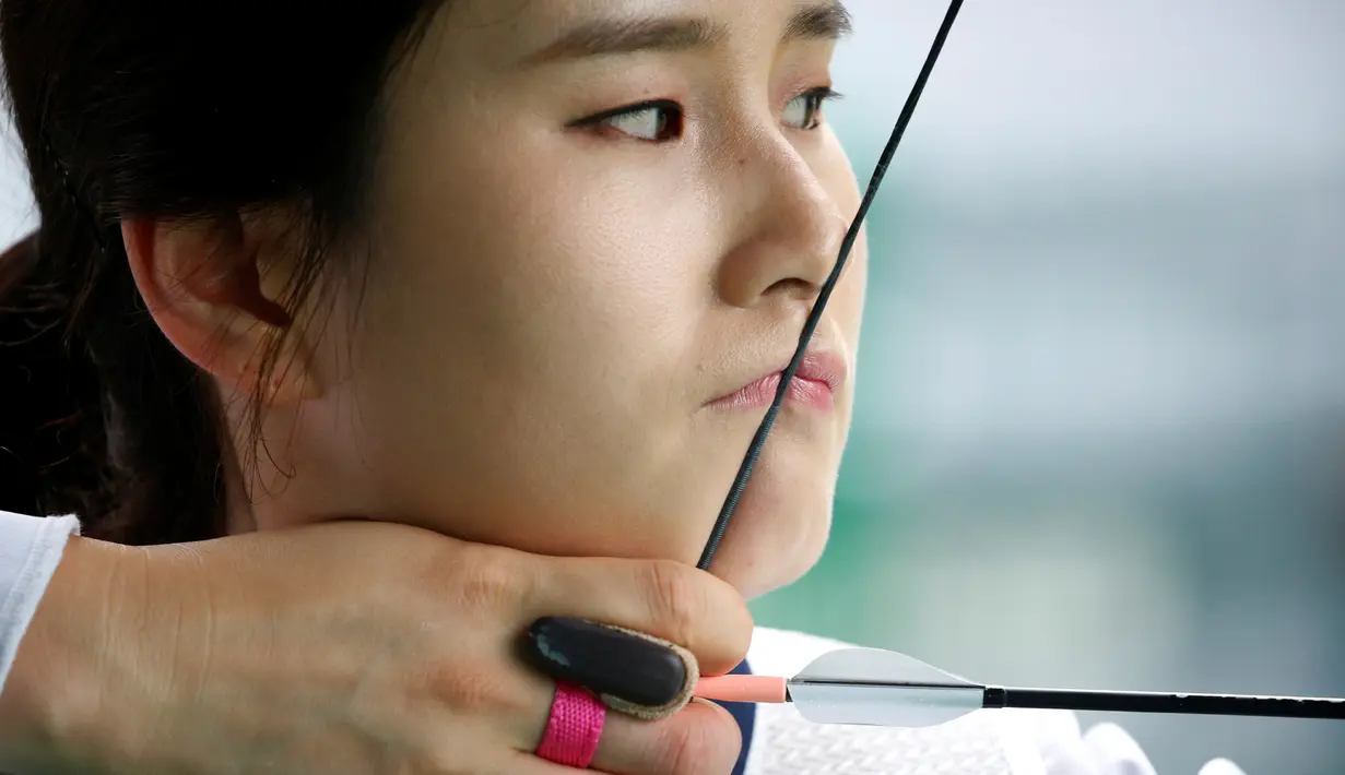 Atlet panah wanita asal Korsel, Ki Bo-bae saat berlatih dalam sesi pelatihan untuk Olimpiade Rio 2016 di Seoul, Korea Selatan, 5 Juli 2016. (REUTERS / Kim Hong-Ji)