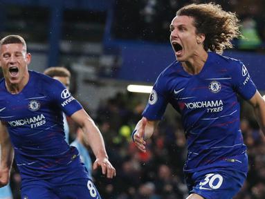 Bek Chelsea, David Luiz, merayakan gol yang dicetaknya ke gawang Manchester City pada laga Premier League di Stadion Stamford Bridge, London, Minggu (9/12). Chelsea menang 2-0 atas City. (AFP/Adrian Dennis)