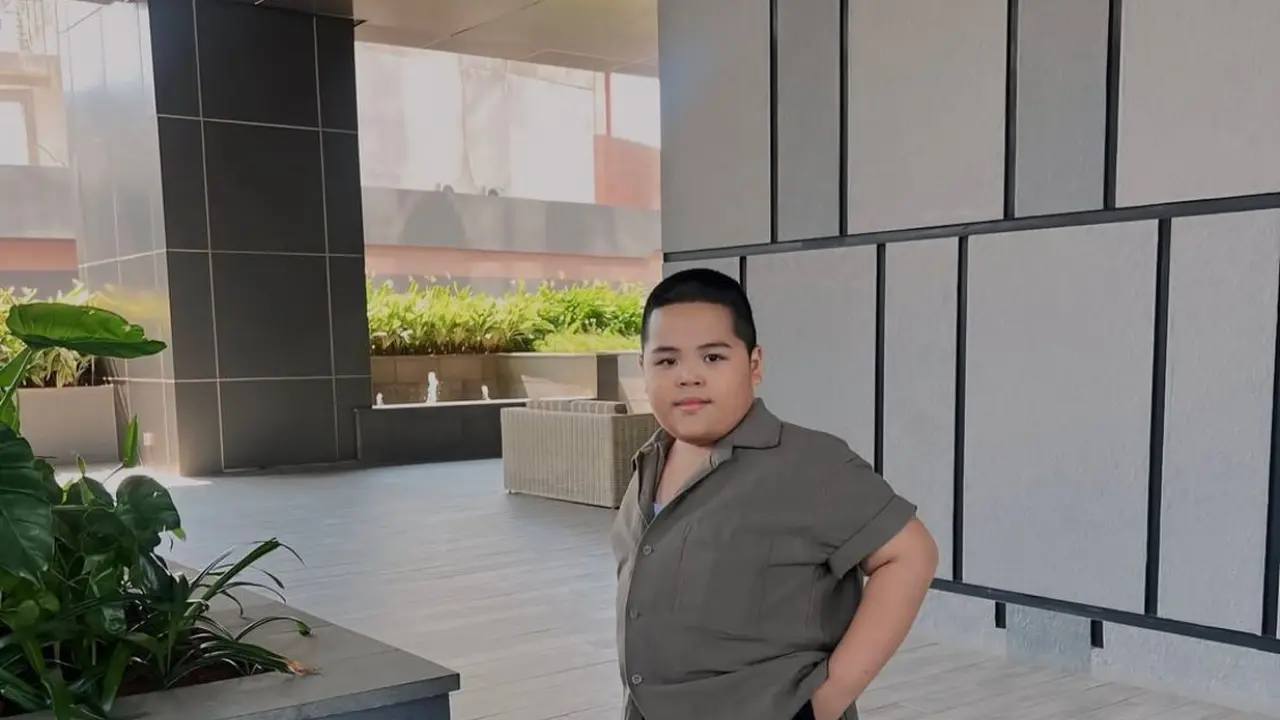 6 Penampilan Terkini Tatan Bocah Lucu yang Viral Stiker WhatsApp, Bikin ...