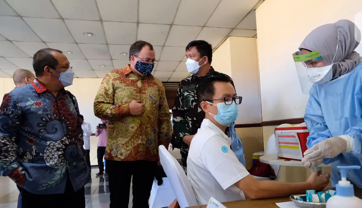 (ki-ka) Ketua Asosiasi Asuransi Umum Indonesia (AAUI) HSM Widodo, Presiden Komisaris Adira Insurance Christopher Bendl, dan Sekretaris Lakespra Saryanto Kolonel Kes Djarot meninjau Sentra Vaksinasi COVID-19 AAUI di Lakespra Saryanto, Pancoran, Jakarta, Jumat (18/06/2021). (Liputan6.com/HO/Ading)