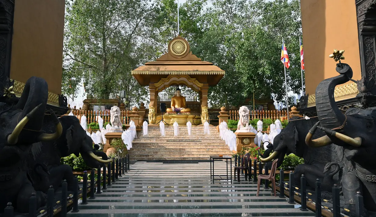 Pemandangan kuil Buddha Mahamevna yang sepi selama hari Waisak di bawah penerapan jam malam di Kaduwela, dekat ibu kota Sri Lanka, Kamis (7/5/2020). Waisak biasanua dirayakan dengan perayaan meriah, tapi kali ini jauh berbeda karena pandemi virus corona di seluruh dunia. (Ishara S. KODIKARA/AFP)