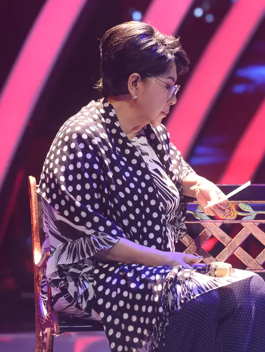 "Harus 700 tahun buat hapal, hahaha. Dulu sih pernah nyanyi lagu Noah yang Ada Àpa Denganmu, itu bisa. Sekarang susah. Tapi buat menyambut Noah, Eyang akan berusaha. Tapi kalau ada salah-salah mohon dimaafkan ya," ucapnya disela-sela latihan.