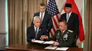 Amerika Serikat dan Indonesia sepakat untuk meningkatkan pelatihan bersama pasukan khusus yang diharapkan akan semakin mempererat hubungan militer kedua negara. Tampak dalam foto, Menteri Urusan Perang Amerika Serikat, Pete Hegseth (kiri atas) bersama Menteri Pertahanan Indonesia Sjafrie Sjamsoeddin (kanan atas) menyaksikan Mayor Jenderal Angkatan Udara AS Kelly McKeague (kiri), dan Mayor Jenderal Indonesia Agus Widodo (kanan), menandatangani nota kesepahaman di Pentagon di Washington, DC, pada 13 April 2026. (Jim WATSON/AFP)