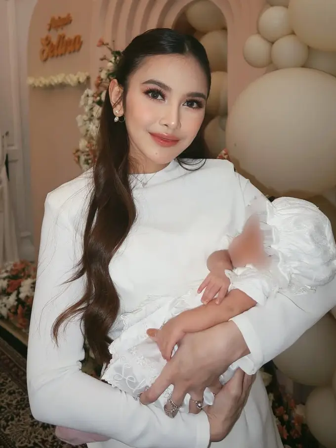 Tampilan Mahalini saat aqiqah putrinya