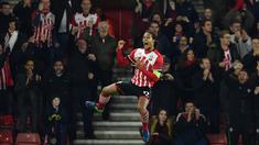 Southampton menang 2-1 atas tamunya Inter Milan pada laga Grup K Liga Europa di Stadion St Mary's, Jumat (4/11/2016) dini hari WIB. Virgil Van Dijk mencetak satu gol Southampton. (AFP/Glyn Kirk)