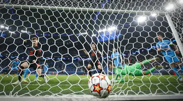 Pemain Chelsea Timo Werner (kiri) mencetak gol ke gawang Zenit St. Petersburg yang dijaga kiper Zenit Mikhail Kerzhakov pada pertandingan sepak bola Grup H Liga Champions di Gazprom Arena, St.Petersburg, Rusia, 8 Desember 2021. Pertandingan berakhir dengan skor 3-3. (AP Photo/Dmitry Lovetsky)