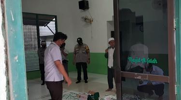 Penggeledahan markas Khilafatul Muslimin Surabaya Raya di Jalan Gadel Madya Tandes. (Dian Kurniawan/Liputan6.com)