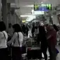 Sebagian penumpang terpaksa bermalam di Bandara Halim Perdanakusuma.