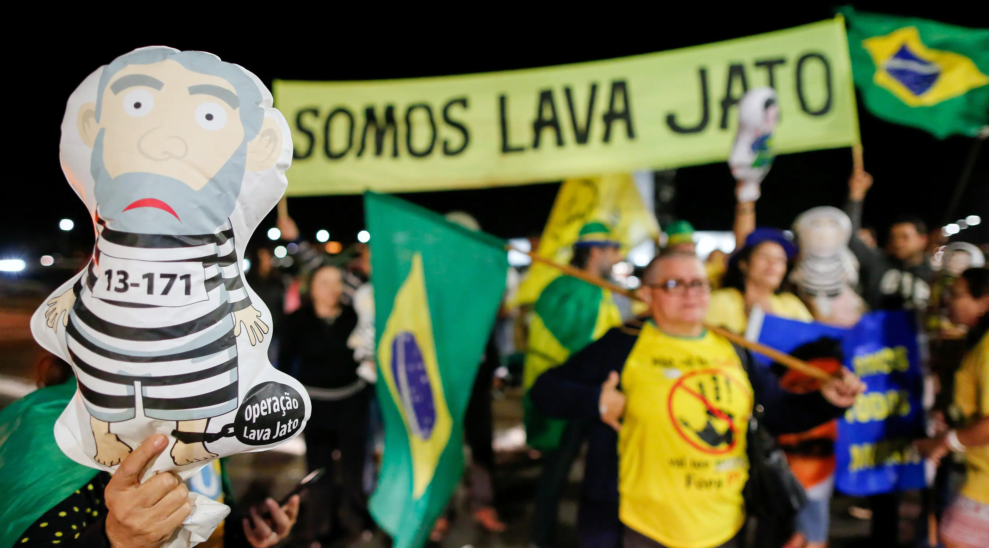 Warga turun ke jalan merayakan keputusan Hakim menjatuhkan hukuman ke mantan Presiden Brasil Luiz Inacio Lula da Silva di Rio de Janeiro, Brasil (12/7). Silva memerintah Brasil dari 2003-2010. (AFP Photo/Sergio Lima)