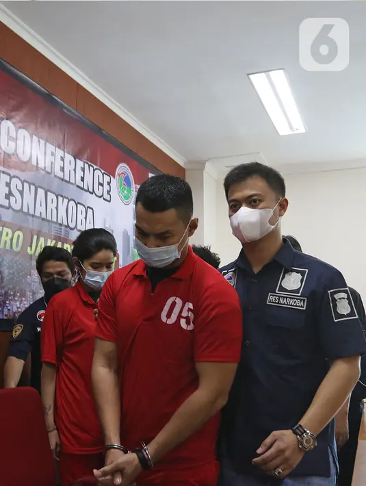 Polisi membawa artis peran Agung Saga seusai dihadirkan dalam rilis kasus kepemilikan narkotika di Polres Metro Jakarta Pusat, Rabu (31/3/2021). Polisi mengamankan satu bungkus plastik klip kecil berisikan narkoba jenis sabu seberat 0,28 gram. (Liputan6.com/Herman Zakharia)