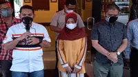 Kasat Reskrim Polresta Malang Kota, Kompol Tinton Yudho Priambodo (pegang mic) menegaskan proses hukum terhadap pasangan wisatawan positif Covid-19 yang melancong di Malang terus berlanjut (Liputan6.com/Zainul Arifin)