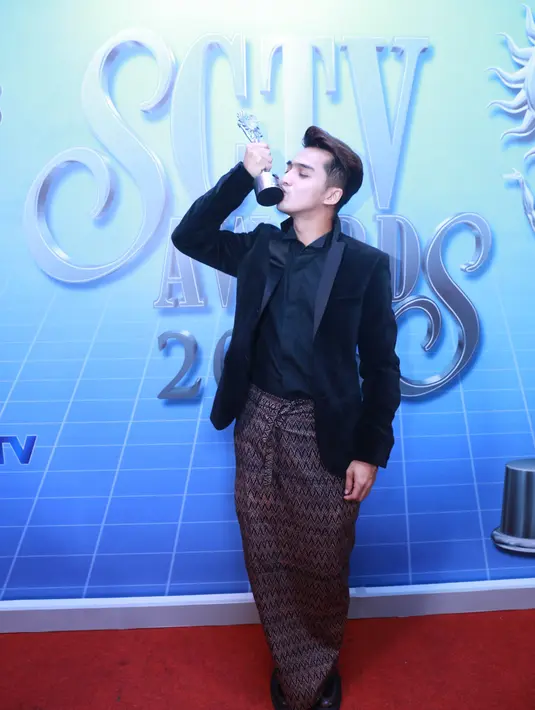 Mengalahkan beberapa aktor lainnya yang masuk dalam nominasi kategori Aktor Utama Paling Ngetop, Kirun mengungkapkan perasaannya saat menerima piala penghargaan tersebut. Ia sangat berterima kasih kepada semua pihak. (Adrian Putra/Bintang.com)