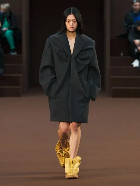 Seluruh koleksinya benar-benar berbeda dari biasanya. Bukti imajinasi sukses tertuangkan dalam karya memanjakan mata.