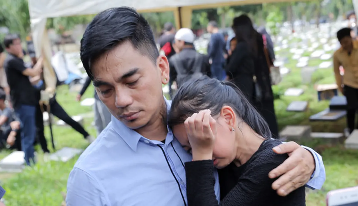 [Bintang] Pemakaman Ayah Enda Ungu