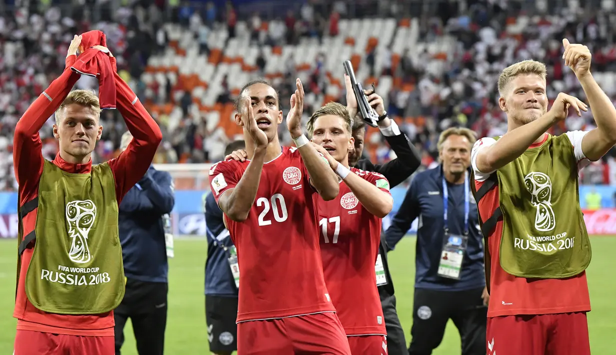 Para pemain Denmark menyapa suporter usai mengalahkan Peru pada laga Grup C Piala Dunia di Mordovia Arena, Saransk, Sabtu (16/6/2018). Denmark menang 1-0 atas Peru. (AP/Martin Meissner)