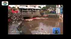 Petugas di Pintu Air Manggarai, Jakarta, masih terus berjuang mengangkat sampah yang terbawa aliran Sungai Ciliwung yang tampak berarus deras.