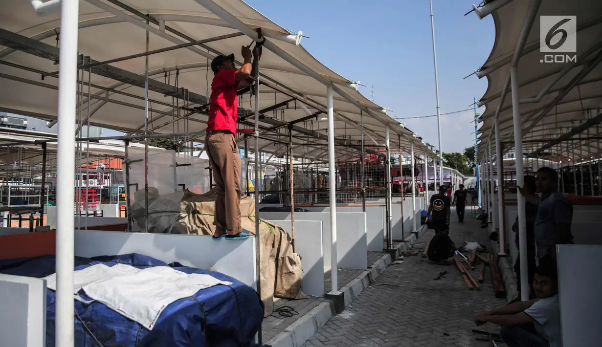 Pedagang merapihkan kios di lokasi binaan Taman Kota Intan di Jalan Cengkeh, Jakarta, Jumat (6/10). Sebanyak 456 PKL yang sudah terdata dapat menggunakan fasilitas dan pedagang hanya perlu membayar 4.000 rupiah setiap hari. (Liputan6.com/Faizal Fanani)