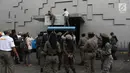 Petugas Satpol PP memasang banner penutup  saat menyegel Diskotek Exotic di Mangga Besar, Jakarta, Kamis (19/4). Exotic diberi batas waktu penutupan usaha hingga 18 April 2018, tapi mereka telah lebih dulu tutup 15 April 2018. (Liputan6.com/Arya Manggala)
