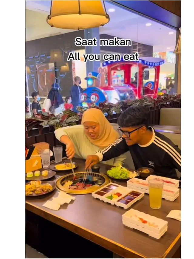 6 Potret Kekompakan Musdalifah Basri dan Suami, Sama-Sama Kocak