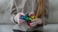 Ilustrasi anak bermain rubik yang rumit. (Sumber foto: Pexels.com).