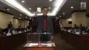 Hakim Konstitusi menunjukkan surat suara saat pemilihan Ketua Mahkamah Konstitusi (MK) di Jakarta, Senin (2/3). Sembilan hakim konstitusi melakukan voting untuk memilih ketua yang baru. (Liputan6.com/Angga Yuniar)