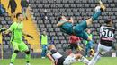 Striker AC Milan, Zlatan Ibrahimovic, mencetak gol dengan tendangan salto ke gawang Udinese pada laga Liga Italia di Stadion Friuli, Minggu (1/11/2020). AC Milan menang dengan skor 2-1. (AFP/Andreas Solaro)