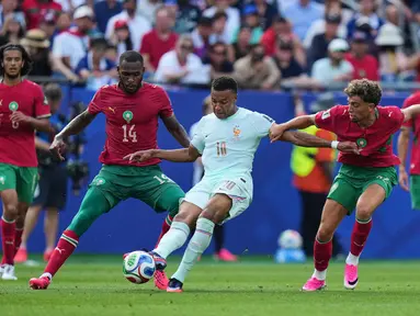 Pemain Prancis Kylian Mbappe mengontrol bola dibayangi pemain Maroko Issa Diop (14) dan Neil El Aynaoui (selama pertandingan perempat final Piala Dunia antara Prancis dan Maroko di Foxborough, Mass., dekat Boston, Kamis, 9 Juli 2026. (AP Photo/Stephanie Scarbrough)