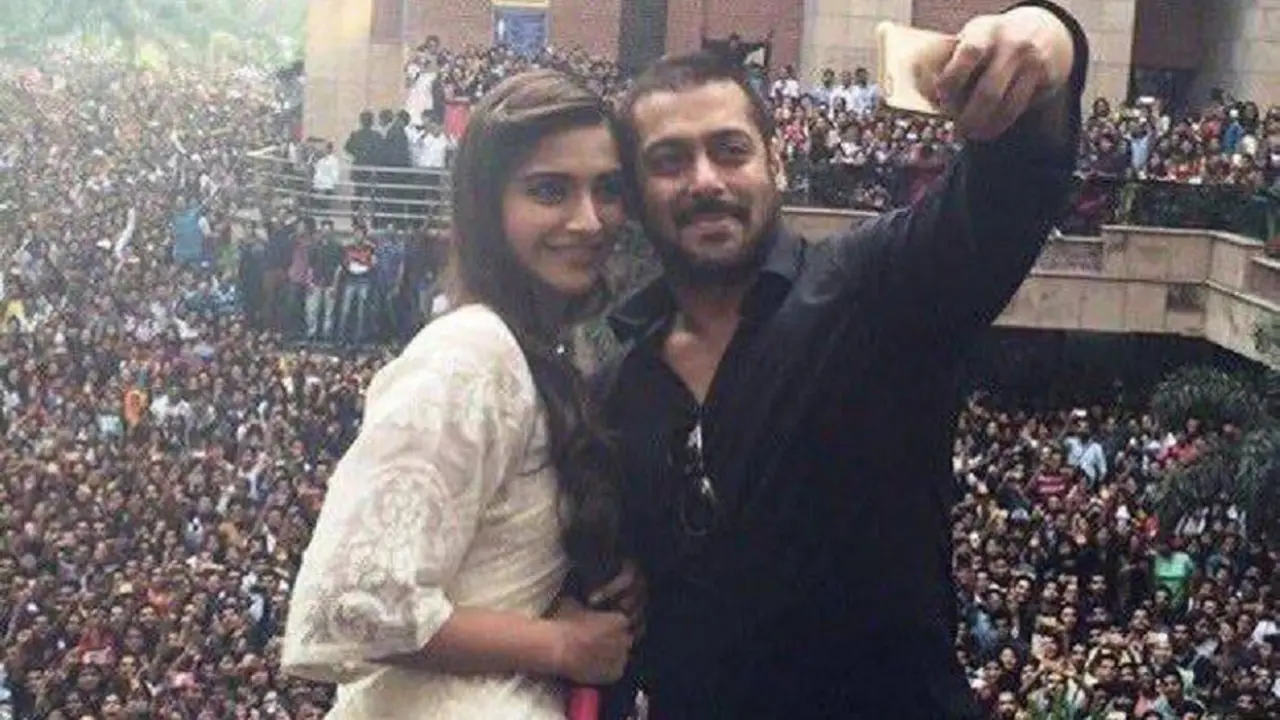 Salman Khan dan Sonam Kapoor selfie di hadapan ribuan penggemarnya. (koimoi.com)
