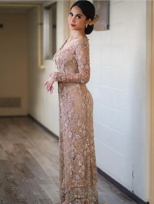 Menikah dengan atlet sepak bola, Pratama Arhan di Jepang, Azizah Salsa memilih mengenakan kebaya panjang brokat warna coklat dari Asky Febrianti. [@azizahsalsha]
