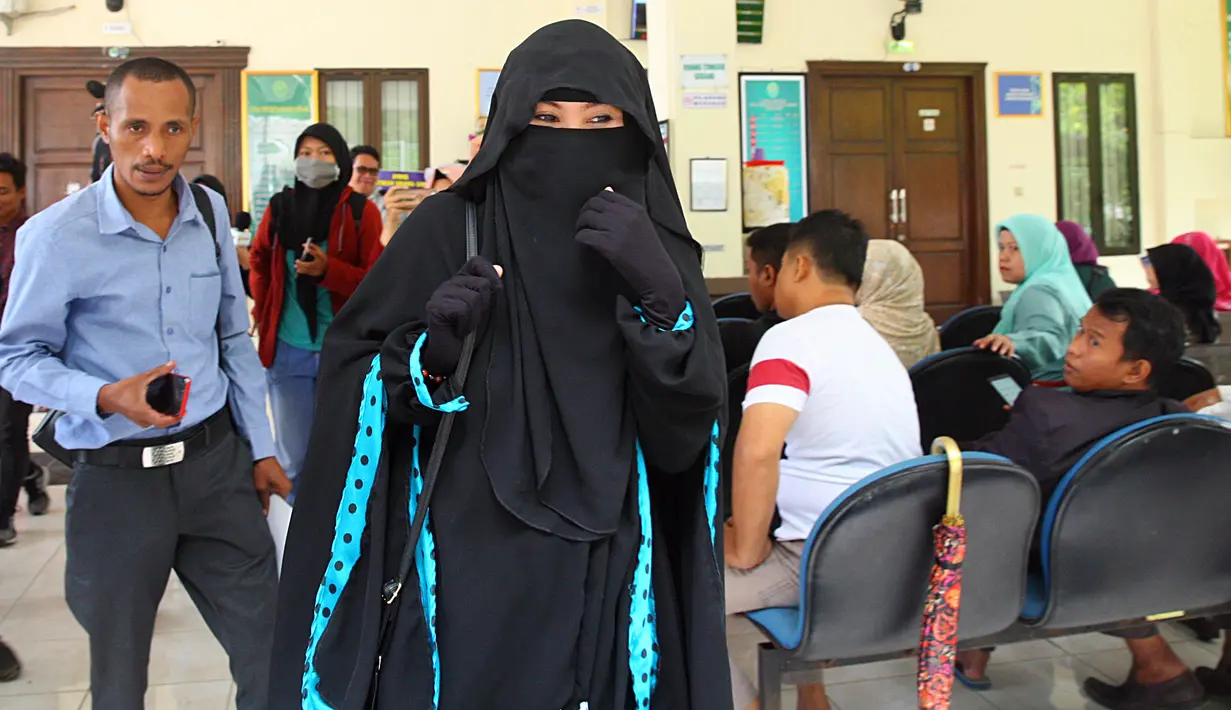 Majelis hakim PA Depok mengabulkan gugatan yang diajukan sejak September silam. Lantaran Caisar tak pernah menghadiri sidang, lantas diputus secara verstek. (Nurwahyunan/Bintang.com)