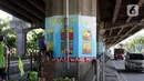 Pekerja seni membuat mural bertema Covid-19 pada pilar Jalan Tol Ir. Wiyoto Wiyono di kawasan Cempaka Putih, Jakarta, Rabu (2/12/2020). Pembuatan mural pada 100 pilar tersebut bertujuan untuk menghiasi kolong tol agar lebih berwarna. (Liputan6.com/Immanuel Antonius)