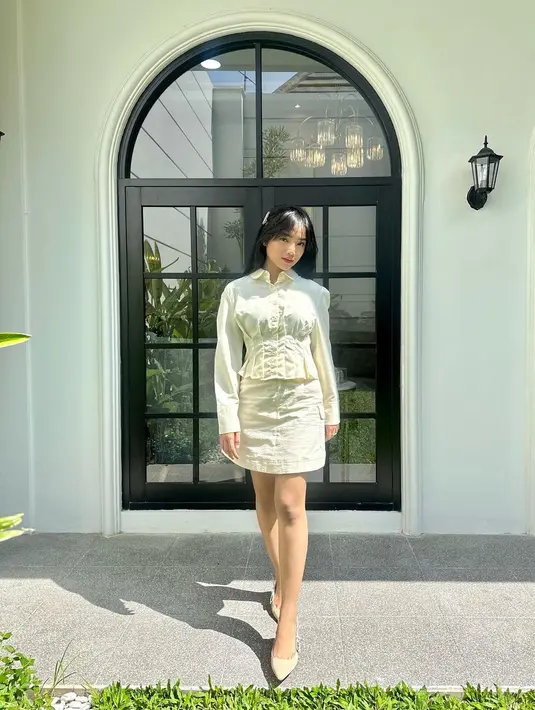 Momen lain memperlihatkan Fuji tampil lebih feminim dengan long sleeve blouse dan mini skirt warna light yellow. [Foto: IG/fuji_an].