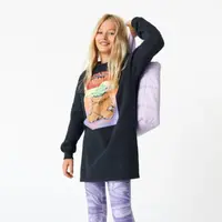 Upaya mengatasi sampah plastik menjadi landasan H&M Indonesia dan Danone Aqua merilis koleksi pakaian anak dari daur ulang botol bekas. (hm.com).